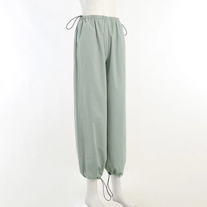 Détail du pantalon cargo vert menthe avec taille élastique à cordon et texture en nylon