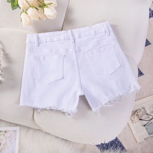 Pantaloncini di jeans bianchi con orlo sfrangiato decorati con perle e rose bianche