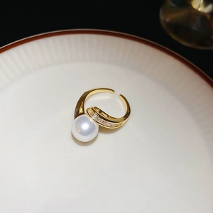 Gros plan détaillé d'une bague serpent plaquée or avec perle et zircons brillants