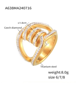 Detalle de anillo en acero de titanio chapado en oro 18k con pavé de diamantes en hileras