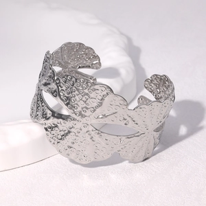 Bracelet manchette ajouré en forme de feuille en acier inoxydable argenté martelé
