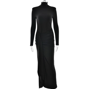 Elegante abito lungo nero a collo alto con maniche lunghe e dettaglio drappeggiato in vita