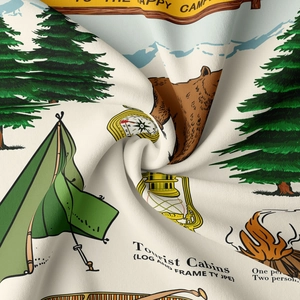 Gros plan sur la tapisserie de camping vintage montrant texture et motifs forêt