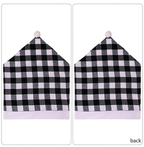 Détail de housse de chaise à carreaux noirs et blancs avec pompon blanc pour décoration