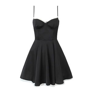 Détail d'une robe nuisette en satin noir avec corsage en dentelle et jupe évasée
