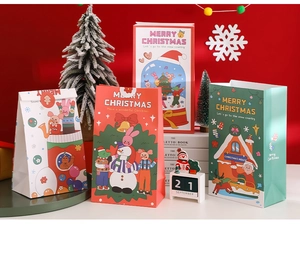 Détails des sacs cadeaux de Noël colorés en papier avec bonshommes de neige et sapins