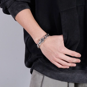 Detailansicht eines Punk-Armbands aus Titanstahl mit geprägten Blumenmustern am Handgelenk