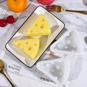 Vista macro di stampi in silicone a forma di formaggio con dettagli realistici della trama