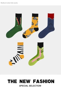 Set di cinque paia di calze medie con vivaci motivi di squali e zebre stile alla moda
