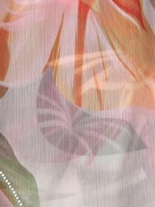 Gros plan du tissu mousseline à imprimé floral rose et orange pour robes longues d'été