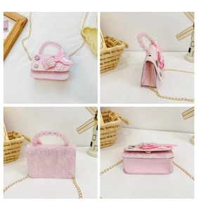 Dettaglio borsa bimba in pizzo rosa con paillettes a sirena e manico di perle