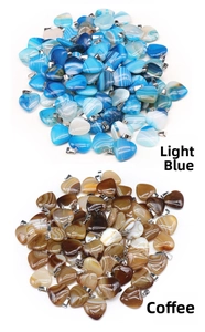 Dettaglio di pendenti in agata a forma di cuore in pietra naturale striata blu e caffè