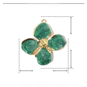 Specifications of green clover pendant in stainless steel and enamel with 42mm dimensions