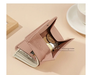 Détail du portefeuille en cuir avec compartiment à monnaie externe et porte-billets