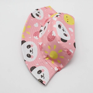 Gros plan sur le chapeau bob rose avec motifs mignons de panda et fraises et coutures nettes