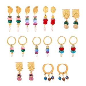 Boucles d'oreilles créoles en acier titane doré avec pierres naturelles et perles
