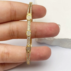 Bracciale rigido regolabile placcato oro con zirconi incastonati a pavé da donna