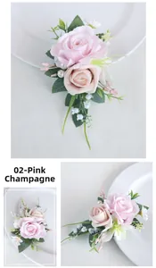 Dettaglio del corsetto di rose artificiali rosa e champagne con perline e foglie verdi