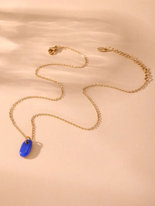Detailansicht der Karabinerverschluss und verstellbare Goldkette mit blauem Emaille-Anhänger