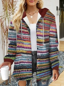 Dettaglio del cardigan a righe colorate da donna con cappuccio e bottoni all'aperto