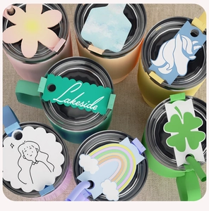Détail des couvercles de paille en silicone et étiquettes décoratives sur gobelets
