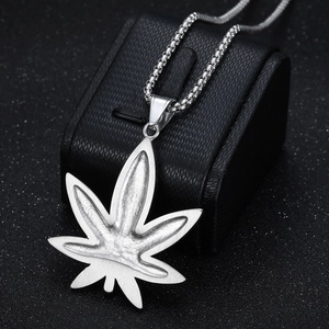 Collier avec pendentif feuille en argent sur chaîne box avec finition en métal sablé