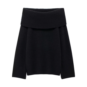 Gros plan sur le pull en maille noire à épaules dénudées et sa texture côtelée