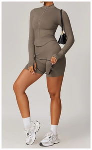 Détail de la veste de yoga à manches longues et du short cycliste en tissu côtelé taupe