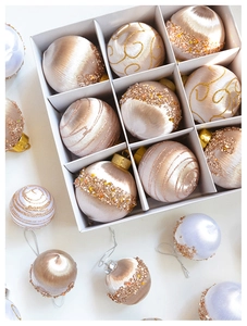 Detail von eleganten champagnerweißen Satin-Weihnachtskugeln mit Pailletten und Perlen