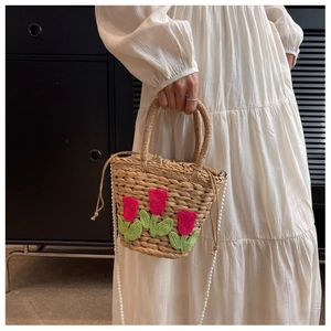 Stroh-Eimertasche mit Tulpenstickerei, Perlen-Schultergurt und Kordelzug-Verschluss