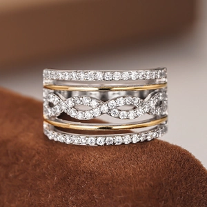 Exquisiter zweifarbiger Ring mit Zirkonia-Mikropflaster und goldenen Akzenten