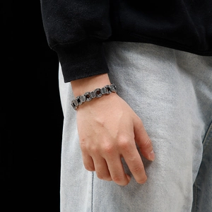 Bracelet punk tête de mort pour homme en argent vieilli avec motifs gravés