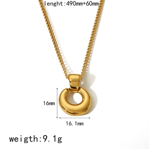 Detailed view of golden stainless steel necklace with dimensions 490mm plus 60mm chain