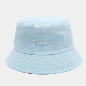 Chapeau bob en coton bleu clair avec broderie Forever blanche et bordure surpiquée