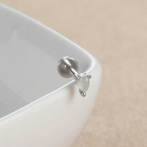 Vue macro de stud labret en argent avec opale en goutte et monture à 3 griffes