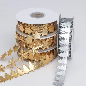 Metallische Weihnachts-Bänder in Gold und Silber mit Stern- und Schneeflocken-Motiv
