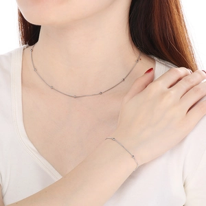 Détail de l'ensemble collier et bracelet en maille serpent argentée avec petites billes