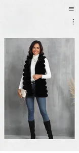 Détail d'un gilet en fausse fourrure noire avec coutures rayées et texture douce