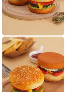Modèle de burger réaliste en PU avec frites et nuggets sur plateau bois et lumière chaude