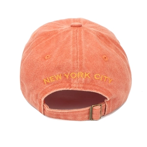 Baseballkappe aus gewaschener Baumwolle in Koralle mit New York City Stickerei und Schnalle