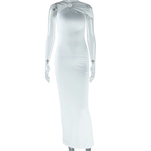 Détail de la robe licou blanche avec décolleté croisé drapé et dos nu élégant