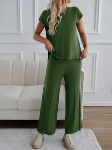Damen Strick-Set in Grün mit Kurzarm-Oberteil und weiter Hose für entspannte Freizeit