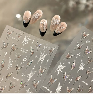 Dettaglio di adesivi per unghie con farfalle, stelle e texture laser effetto lusso