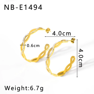 Detail view of 18k gold plated twist hoop earrings with dimensions 4.0cm and weight 6.7g