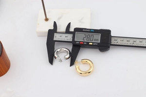 Vue détaillée de boucles d'oreilles créoles de 28mm avec pied à coulisse numérique
