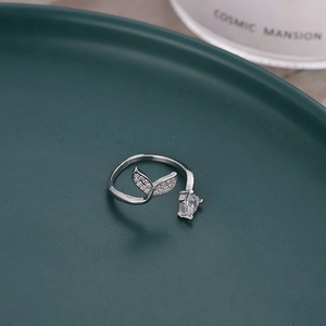 Adjustable fishtail ring with micro-set heart zircon on a matte emerald green base