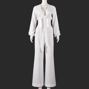 Gros plan détaillé sur la texture du tissu crêpe blanc d'un ensemble top noué et pantalon