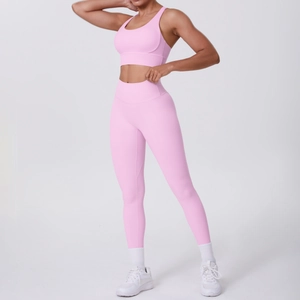 Completo yoga rosa con leggings a vita alta e reggiseno sportivo con spalline incrociate