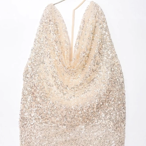 Haut licou à paillettes champagne avec décolleté en V profond et texture brillante