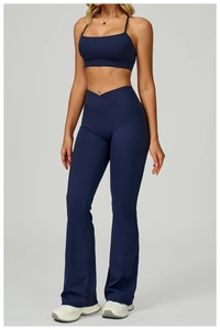 Détail de l'ensemble de yoga bleu marine avec taille en V et poches latérales utiles
